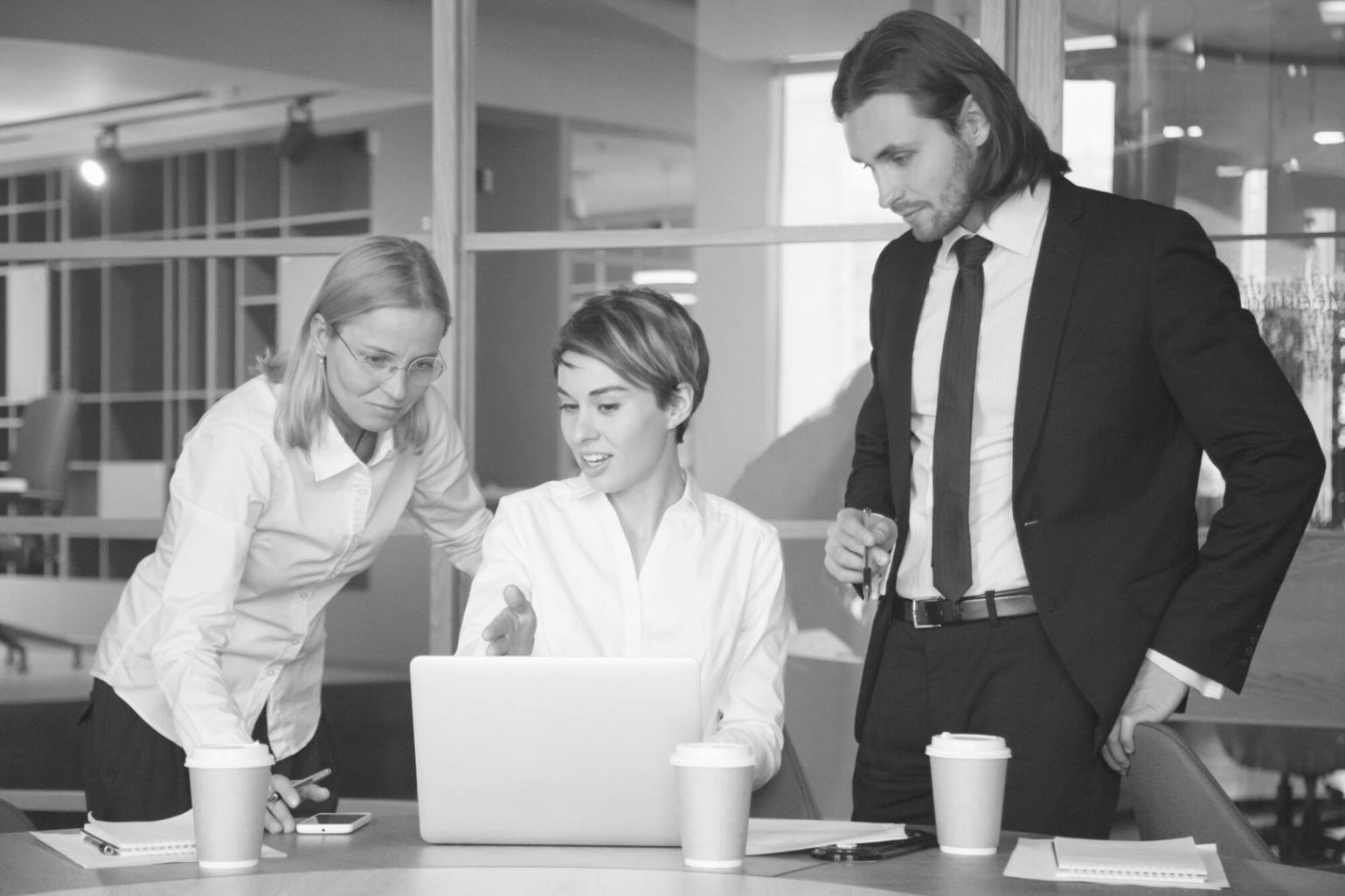 Ambiente di lavoro moderno con workstation per database administration