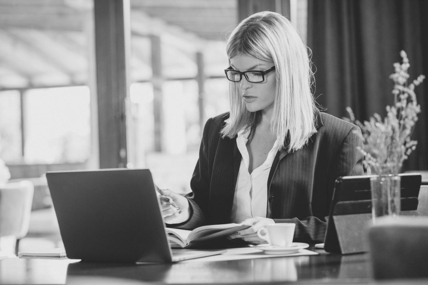 Professionista al lavoro su sistemi database complessi
